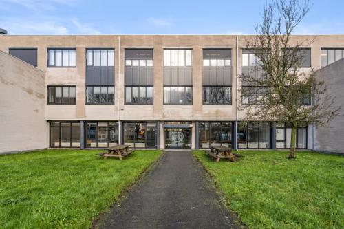 Vooraanzicht van kantoorpand aan Agro Business Park 22 in Wageningen met praktische uitstraling en groene grasvelden. Ideaal voor wie kantoorruimte wil huren in een functioneel ingericht pand.