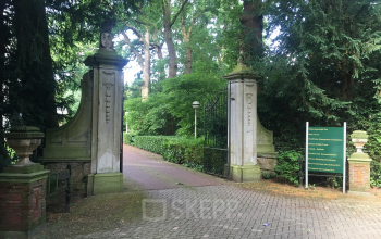 Toegangspoort met omringend groen naar het kantoorpand voor kantoorruimte huren aan Van der Oudermeulenlaan 1 in Wassenaar.