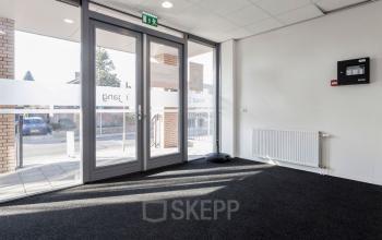 Open en lichte kantoorruimte op Kerkstraat 1 in Westervoort met grote ramen voor daglicht en uitzicht op de straat.