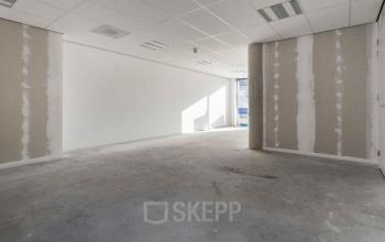 Ongebruikte kantoorruimte beschikbaar voor huur op Kerkstraat 1 in Westervoort, met ruim daglicht vanuit grote ramen. De ruimte is momenteel niet gemeubileerd en wacht op nieuwe huurders.