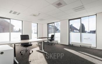 Lichte en ruime kantoorruimte met grote ramen en twee bureaus, ideaal voor bedrijven die kantoorruimte willen huren op Kerkstraat 1 in Westervoort.