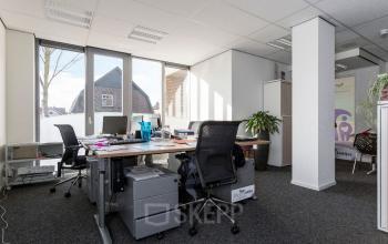 Kantoorruimte huren aan de Kerkstraat 1 in Westervoort met moderne werkplekken en grote ramen die veel licht binnenlaten.