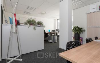 Lichte kantoorruimte huren met kantoormeubilair, groene planten en werkplekken op Kerkstraat 1 in Westervoort.