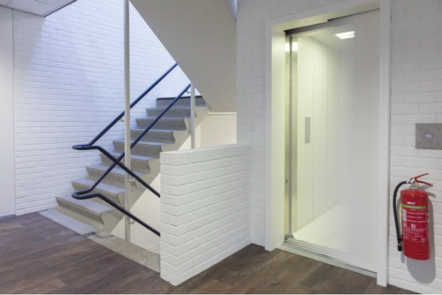 Modern ingerichte entree van kantoorpand aan Pompmolenlaan 9 in Woerden met trap en lift voor toegankelijk kantoor huren.