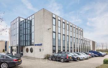 Modern kantoorpand huren aan de Pompmolenlaan 9 in Woerden met ruime parkeerplaats en glazen gevels.
