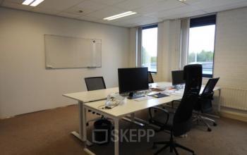 Kantoorruimte huren in Woerden op Pompmolenlaan 9 met drie bureaus, computers en stoelen, ideaal voor zakelijke activiteiten in een lichte en functionele omgeving.