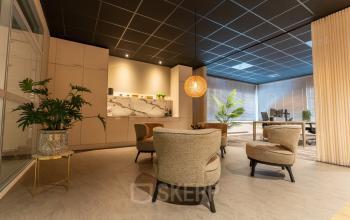Moderne kantoorruimte huren op Vijzelmolenlaan 9 in Woerden, met comfortabele zithoek en ruime werkplek. Ideaal om te werken of te vergaderen, voorzien van stijlvolle verlichting en groen decor.