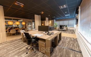 Moderne kantoorruimte op Vijzelmolenlaan 9 in Woerden met stijlvolle bureaus en comfortabele stoelen, ideaal voor wie kantoorruimte wil huren. De ruimte is ingericht en klaar voor gebruik.