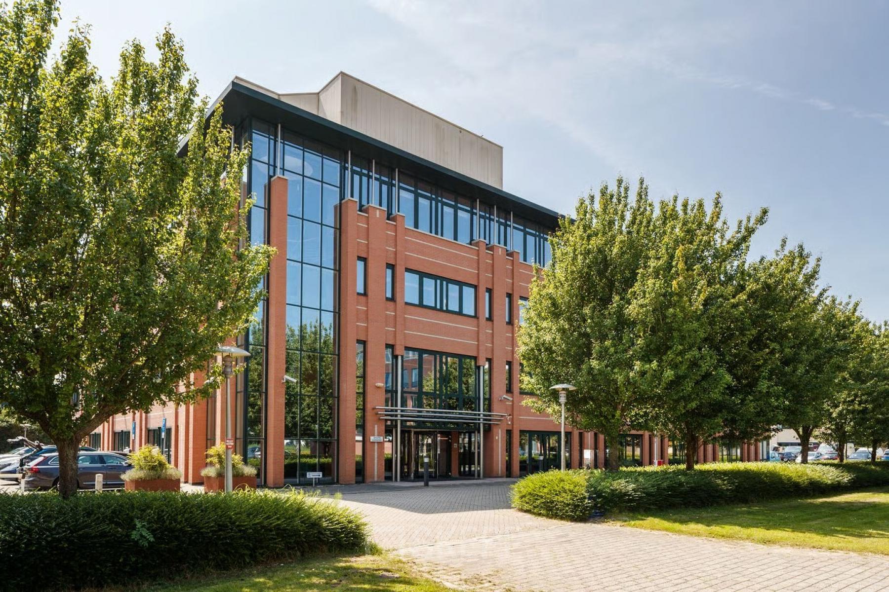 Modern kantoorpand aan de Vijzelmolenlaan 9 in Woerden, omringd door groen, ideaal voor kantoorruimte huren.
