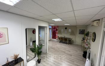 Een lichte kantoorruimte op Boerendijk 8, Woerden, met moderne inrichting en voorzieningen, ideaal voor kantoorruimte huren. Het pand is goed verlicht en heeft een stijlvolle uitstraling.