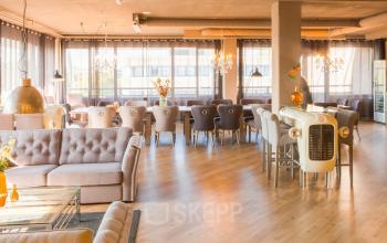Kantoorruimte huren op Zaagmolenlaan 4, Woerden, met stijlvolle inrichting, banken en tafels, grote ramen en decoratieve lampen.