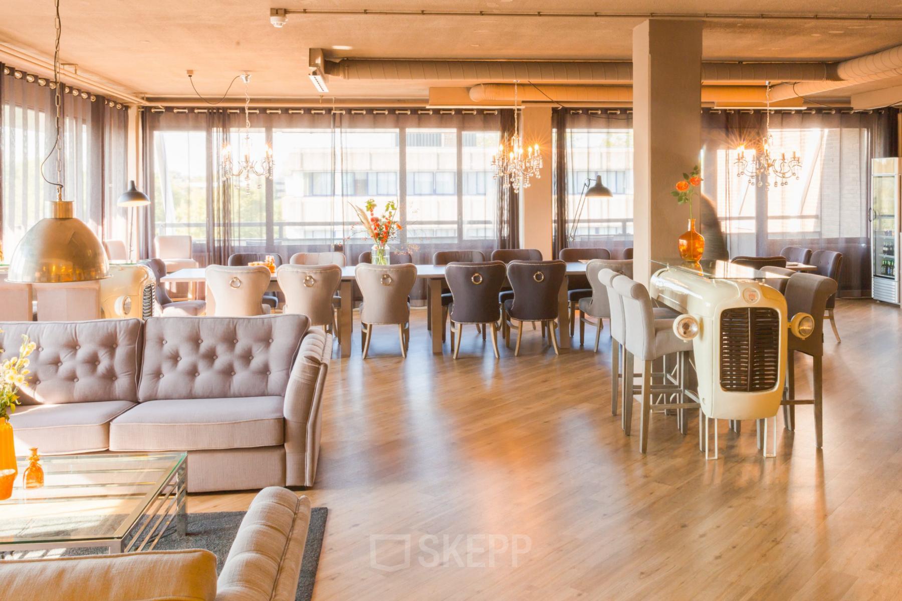 Kantoorruimte huren op Zaagmolenlaan 4, Woerden, met stijlvolle inrichting, banken en tafels, grote ramen en decoratieve lampen.