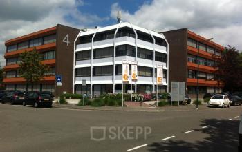 kantoorgebouw buitenzijde woerden parkeerruimte
