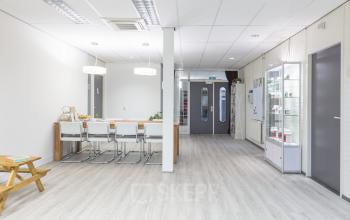 Binnenkant van een kantoor aan de Pompmolenlaan 26, Woerden. Moderne, lichte ruimte met een grote tafel en witte stoelen. Kantoorruimte huren met een frisse uitstraling.