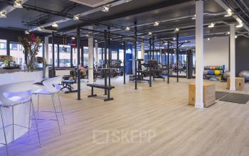 Moderne kantoorruimte huren op Pompmolenlaan 26 in Woerden, ingericht als fitness-/workspace. Flexibel in te delen ruimte met sportapparatuur.