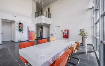 Modern ingerichte kantoorruimte in Wormerveer aan de Oude Blaauwweg 5, voorzien van een lange vergadertafel en strakke afwerking.