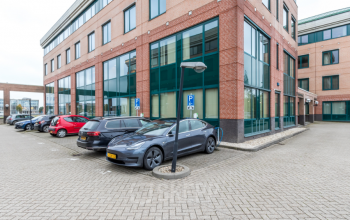 Moderne kantoorruimte te huur op Hogeweg 35-37 in Zaltbommel met parkeervoorziening en een zakelijke uitstraling.