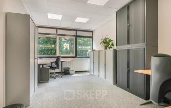 Kantoorruimte huren op Huis ter Heideweg 24, Zeist met veel daglicht, strakke afwerking en praktische kastenwand. Ideaal om efficiënt te werken in een inspirerende omgeving.