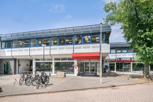 Kantoorpand op Huis ter Heideweg 24, Zeist met moderne uitstraling en voldoende fietsenrekken voor de ingang.