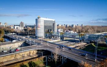 Buitenkant zicht op kantoorpand aan Boerhaavelaan 40 in Zoetermeer met snelweg op de voorgrond. Perfecte locatie voor kantoorruimte huren met goede bereikbaarheid.