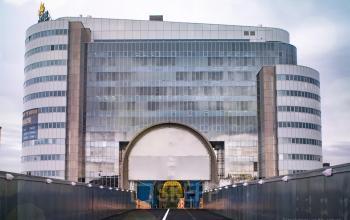 Exterieur van een kantoorpand aan de Boerhaavelaan 40 in Zoetermeer met moderne glazen façade.