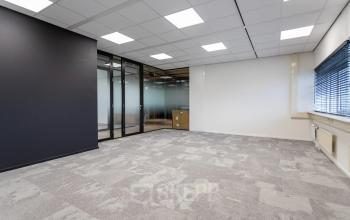 Ruime en lichte kantoorruimte in Zoetermeer aan Boerhaavelaan 40, ideaal voor huur met mogelijkheden voor persoonlijke inrichting.