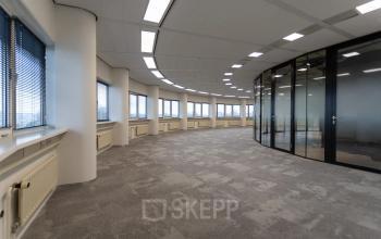 Moderne kantoorruimte op Boerhaavelaan 40, Zoetermeer met brede ramen en glazen wanden, ideaal voor kantoorinrichting. Kantoorruimte huren zonder meubilair.
