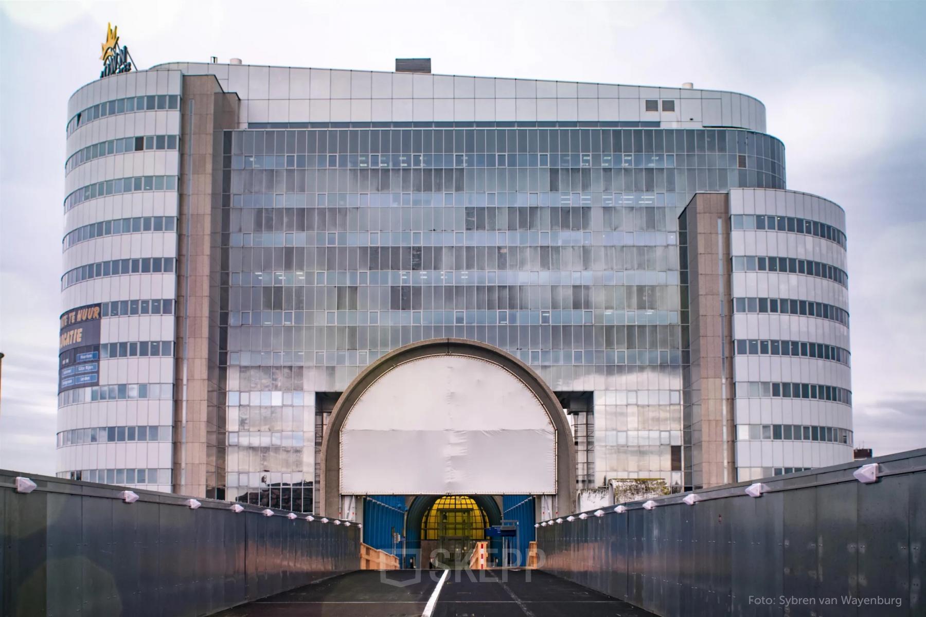 Exterieur van een kantoorpand aan de Boerhaavelaan 40 in Zoetermeer met moderne glazen façade.
