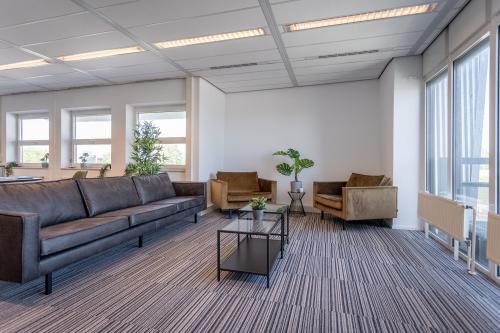 Zoetermeer kantoorpand kantoorgebouw kantoorkamers kantoorruimte keuken gezamelijke lobby 