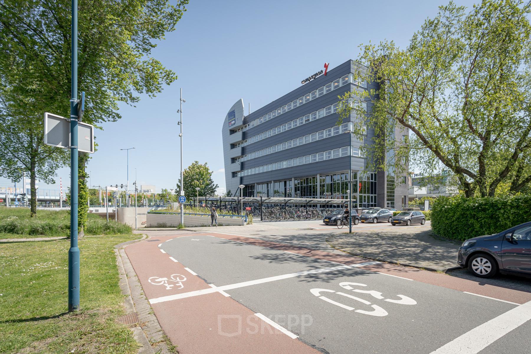 Zoetermeer kantoorpand kantoorgebouw kantoorkamers kantoorruimte keuken gezamelijke lobby 