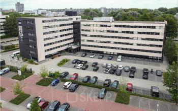 Exterieur van het kantoorpand op Bredewater 26, Zoetermeer, met ruime parkeergelegenheid en moderne architectuur, ideaal voor bedrijven die kantoorruimte willen huren.