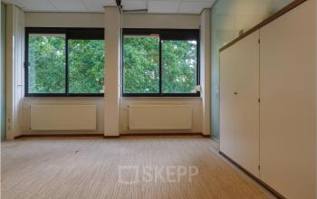 Lichte kantoorruimte op Bredewater 26, Zoetermeer met grote ramen en ingebouwde kasten. Geschikt voor wie een kantoorpand wil huren.