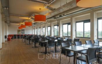 Ruime, goed verlichte kantoorruimte op Bredewater 26 in Zoetermeer met moderne meubels en veel natuurlijk licht. Ideaal voor kantoren met een open vloerplan.