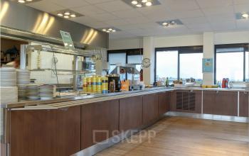 De lichte en ruime pantry op Bredewater 26 in Zoetermeer biedt moderne faciliteiten voor kantoorruimte huren. Het is een uitnodigende plek voor lunches en koffiepauzes.