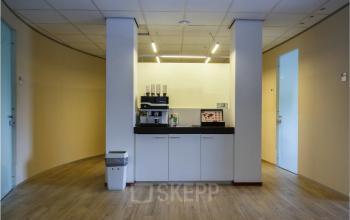 Interieur van een kantoorpand aan Bredewater 26, Zoetermeer, met een koffiemachine en opbergruimte, ideale plek voor een korte werkpauze of overlegmoment.