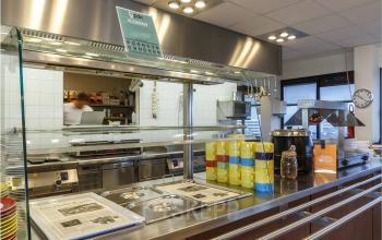 Moderne pantry in kantoorpand op Bredewater 26 in Zoetermeer, met servies en keukenapparatuur. Ideaal voor kantoorruimte huren.