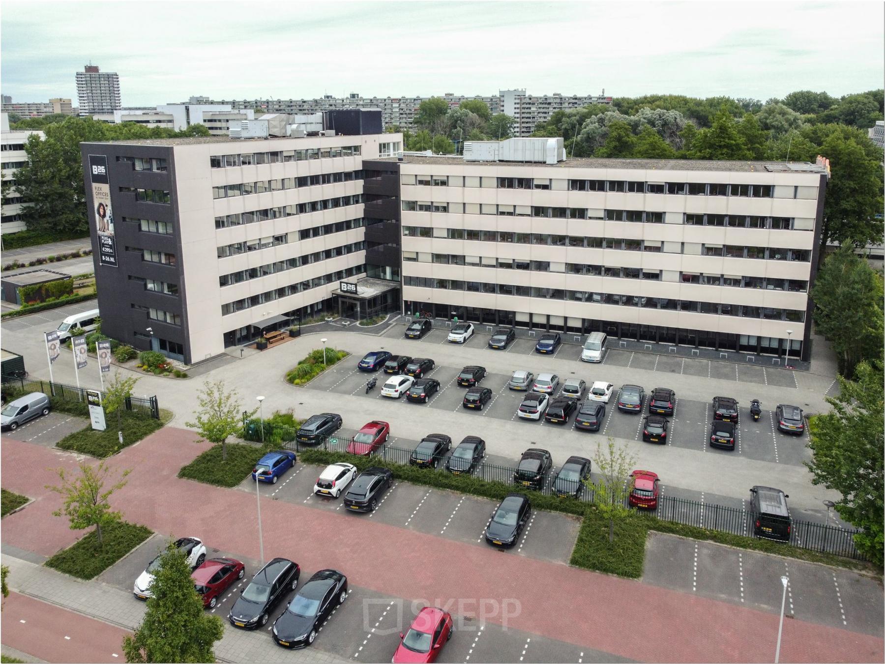 Exterieur van het kantoorpand op Bredewater 26, Zoetermeer, met ruime parkeergelegenheid en moderne architectuur, ideaal voor bedrijven die kantoorruimte willen huren.