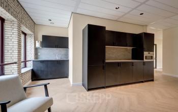 Kantoorruimte met moderne pantry in kantoorpand op Edelgasstraat 101, Zoetermeer. Perfect voor wie een kantoor wil huren met praktische voorzieningen.