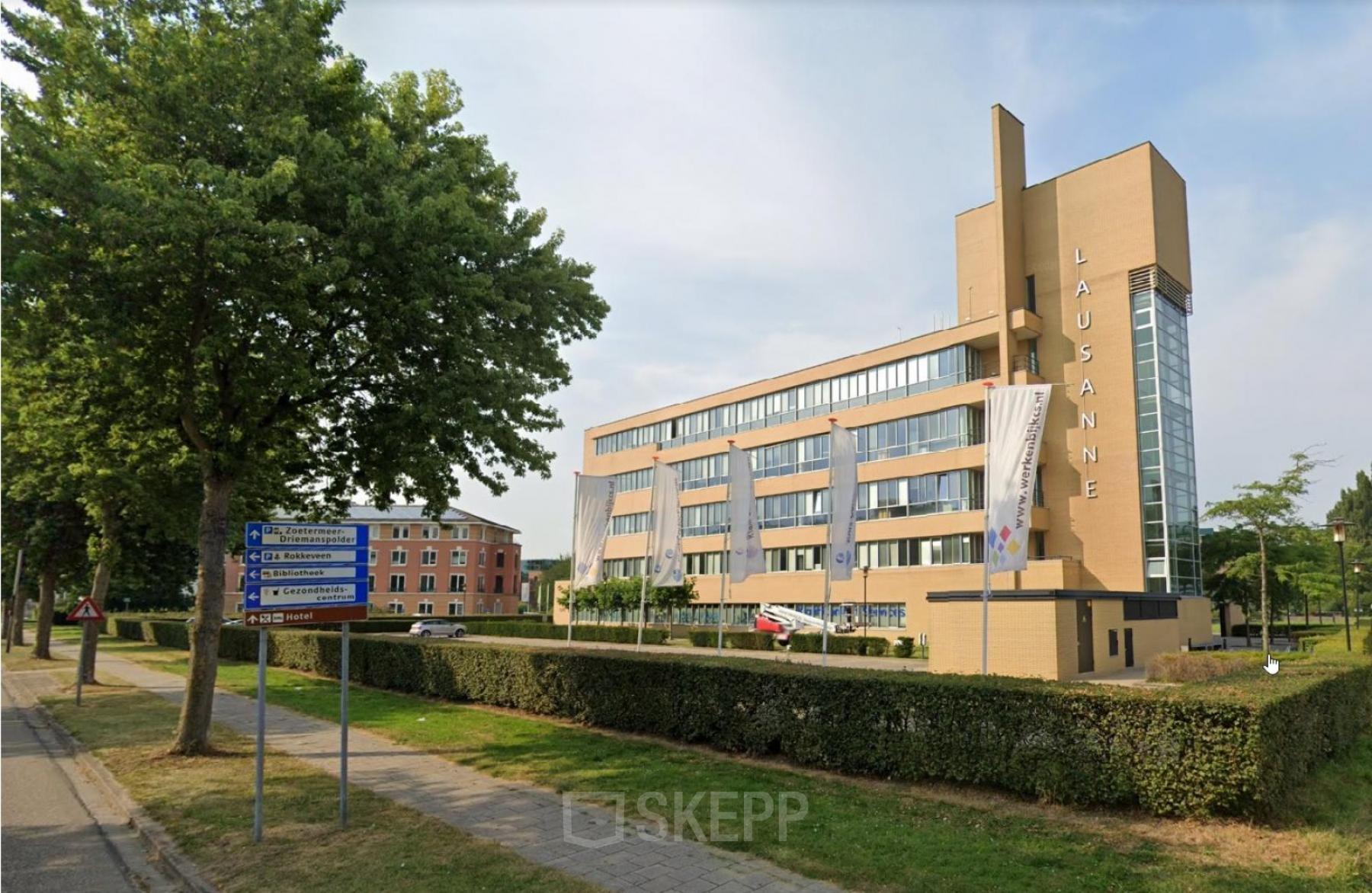 Vooraanzicht van het kantoorpand aan Baron de Coubertinlaan 35 in Zoetermeer.