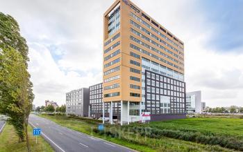 Kantoorpand aan de Louis Braillelaan 80 in Zoetermeer, in een moderne, hoge gebouw met meerdere verdiepingen en bakstenen gevel. Ideale locatie voor kantoorruimte huren.