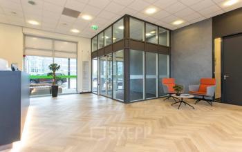 Kantoorruimte huren op Louis Braillelaan 80 in Zoetermeer met moderne ontvangstruimte en glazen kantoorwanden. Geschikt als kantoorpand voor diverse zakelijke doeleinden. De ruimte is licht en goed toegankelijk.