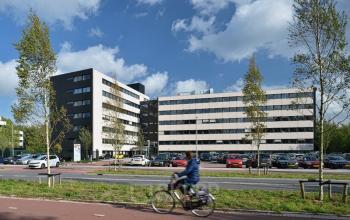 voorzijde kantoor parkeergelegenheid huren kantoorkamer