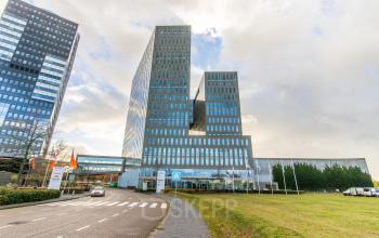 Modern kantoorpand op Grote Voort 293 in Zwolle, uitstekend voor kantoorruimte huren met strakke architectuur en ruime glazen gevels.