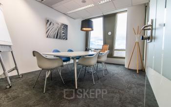 Vergaderruimte in kantoorpand Grote Voort 293, Zwolle met moderne stoelen en tafel, ideaal voor het huren van kantoorruimte.