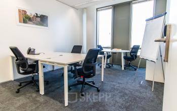 Kantoorruimte huren in Zwolle aan de Grote Voort 293 met vier bureaustoelen en bureaus, ideaal voor zakelijke bijeenkomsten.
