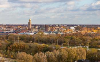Uitzicht op Zwolle met de Grote Voort 293 als mogelijk kantoorpand om te huren, omgeven door groene natuur en stadsbebouwing.