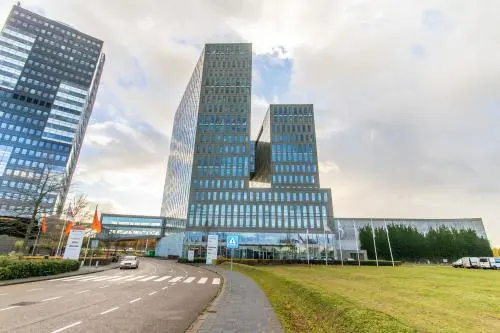 Modern kantoorpand op Grote Voort 293 in Zwolle, uitstekend voor kantoorruimte huren met strakke architectuur en ruime glazen gevels.