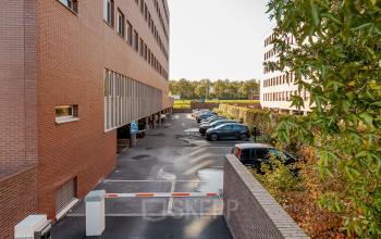 Parkeerplaats aan de Zuiderzeelaan 27-41, Zwolle, geschikt voor diverse kantooractiviteiten. Ruimte biedt mogelijkheden voor huur van kantoren in een zakelijke omgeving.