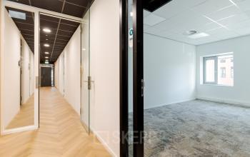 Leeg kantoorpand aan de Zuiderzeelaan 27-41 in Zwolle met strak interieur en glazen deur, ideaal voor het huren van moderne kantoorruimte.