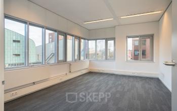 Kantoorruimte op Zuiderzeelaan 27-41 in Zwolle, met grote ramen en tapijt, geschikt voor bedrijven die een kantoorpand willen huren zonder meubels.